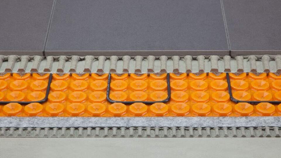 Zielgenau Wärme in Rekordzeit mit dem DITRA-HEAT-E Elektro-Heizungssystem.